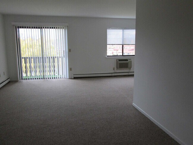 Building Photo - 12 Skyline Dr
