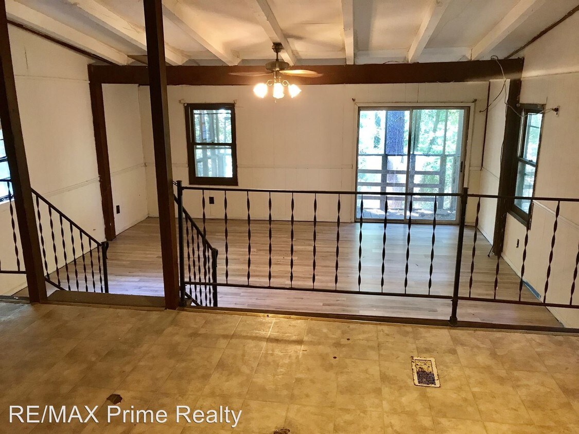 Foto del edificio - 3401 Summerville Rd