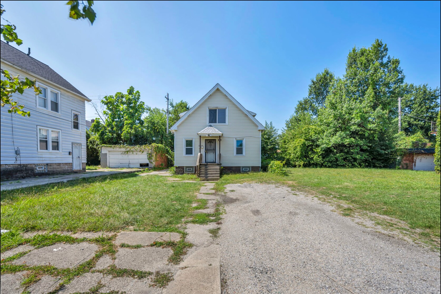 788 London Rd Cleveland, OH 44110 – photo 2