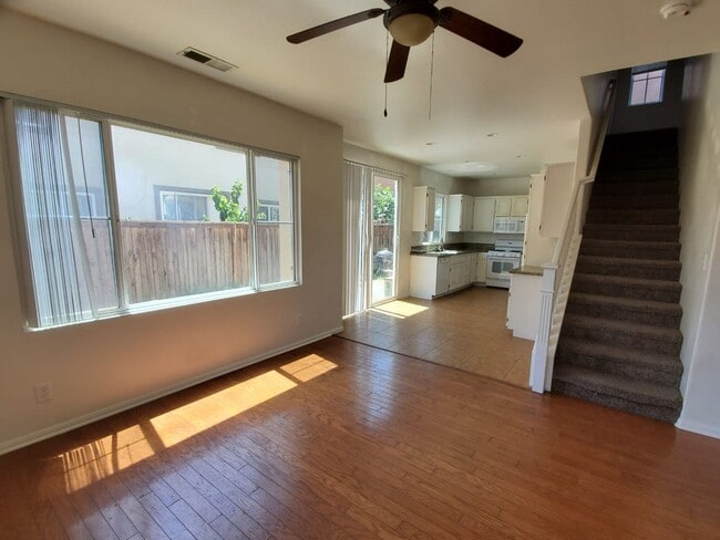 Building Photo - 3 bed/ 2.5 bath house 1,955 sqft