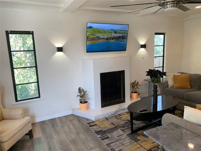 Foto del edificio - 1574 N Orange Grove Ave
