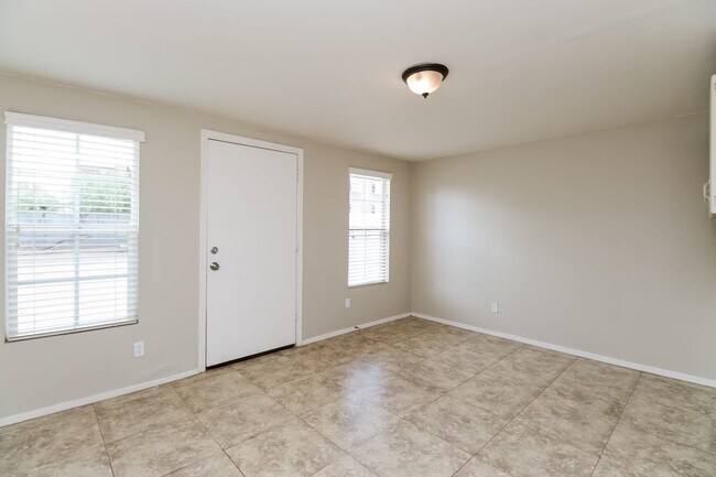 Building Photo - 525 W 6th Dr