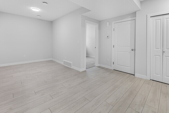 Photo du bâtiment - 1439 Cherniak Way SW