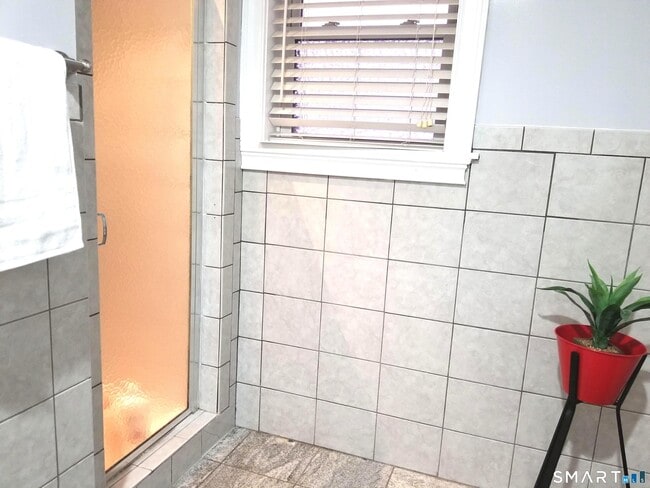 Building Photo - 1093 Shippan Ave