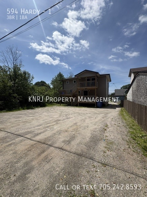 Building Photo - Large Three Bedroom Apartment