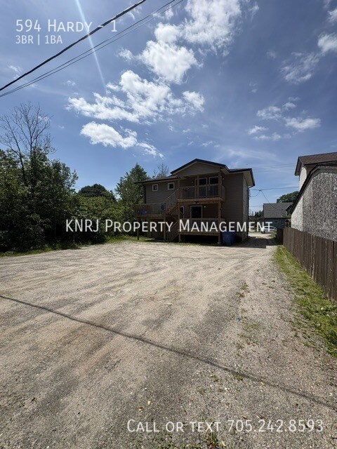 Photo du bâtiment - Large Three Bedroom Apartment