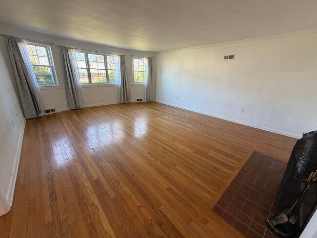 Building Photo - Lovely Single Family Home For Rent - Do not Miss This Opportunity