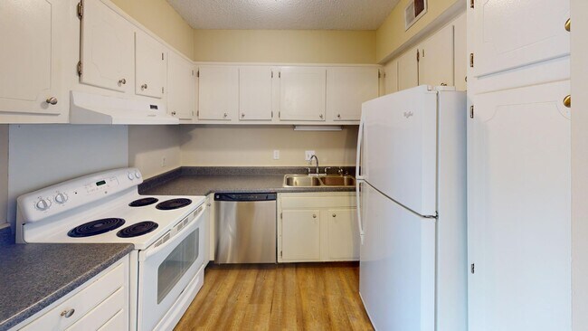 Foto del edificio - Cozy 2-BR Dilworth Condo - Move-In Ready!