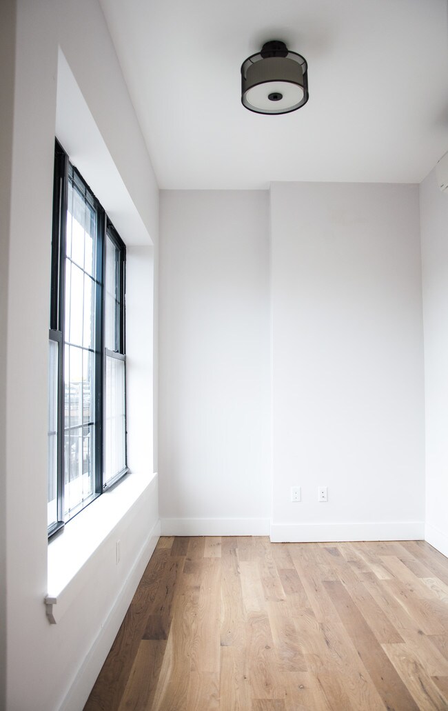 Building Photo - 137 21st St