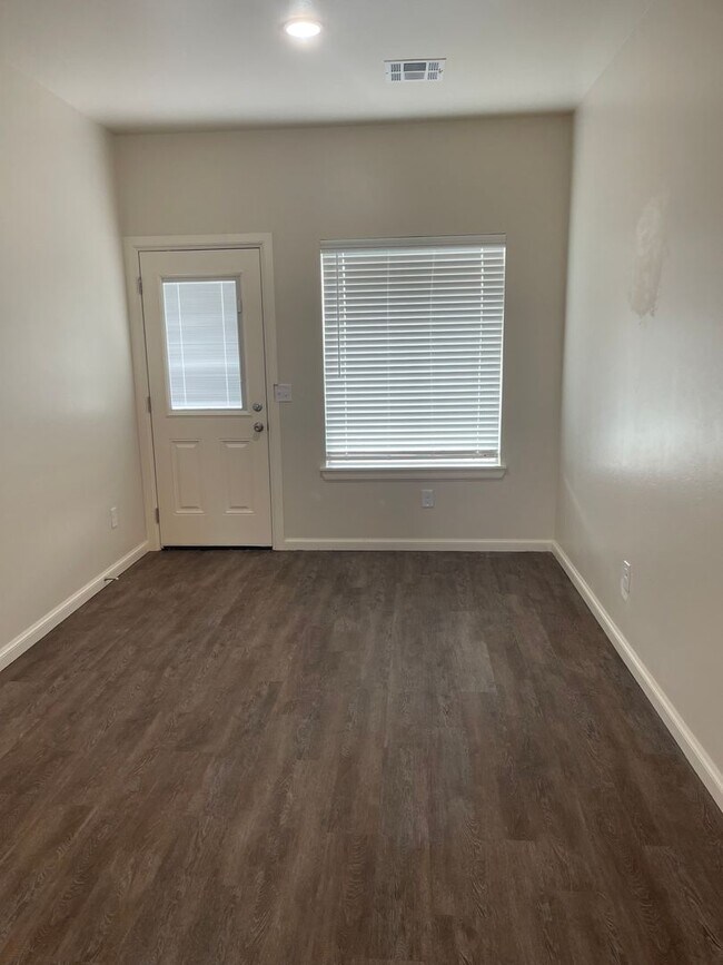 Foto del edificio - 3 bedroom 2 bath duplex in Newcastle
