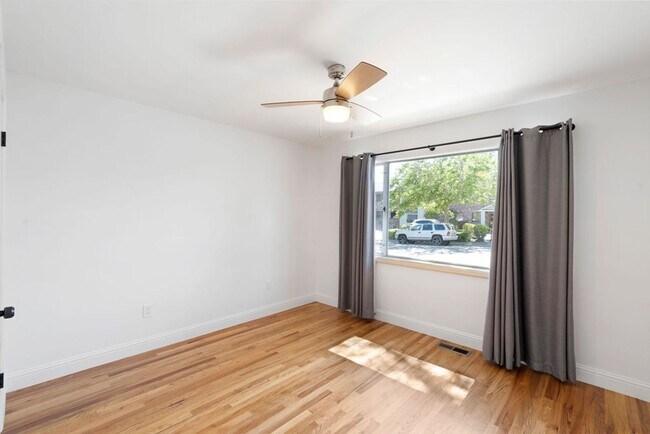 Foto del edificio - Newly Renovated 2 BD Brick Bungalow in Riv...