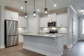 Foto principal - Three-bedroom Townhouse with a wooded view...