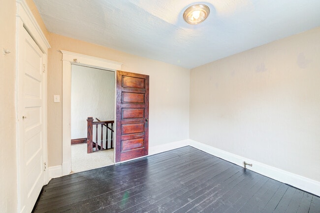 Building Photo - Available JUNE 2026 - Spacious 3 Bedroom Home w/ Off-Street Parking & Central AC!