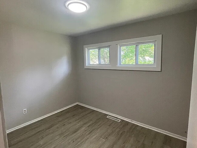 Building Photo - Beautiful three-bed property in Gary