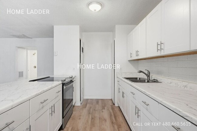Building Photo - 1332 W 5th St