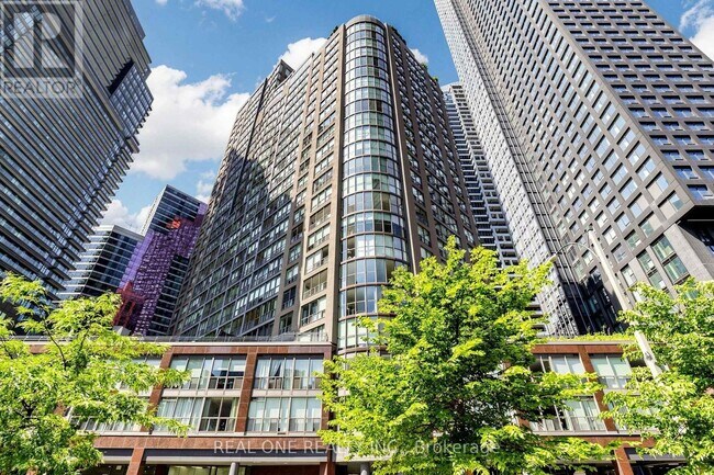 Photo du bâtiment - 24 Wellesley St W