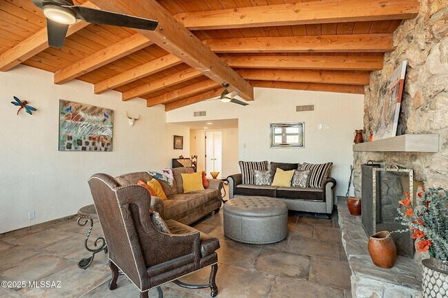 Foto del edificio - 9035 E Woodland Rd