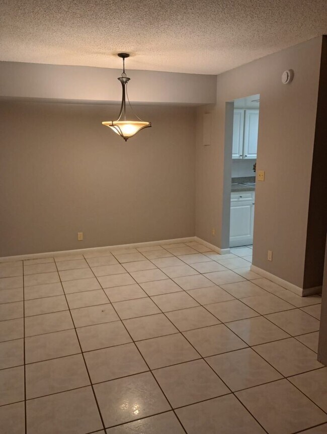 Foto del edificio - Spacious 1 Bedroom + Den, 1 Bathroom in No...