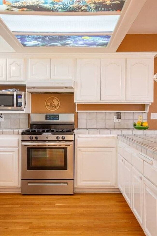 Foto del edificio - Beautiful 5 Bedroom 4 Bath located in Carr...