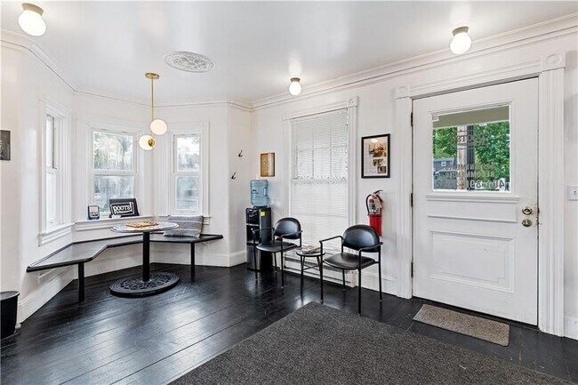 Foto del edificio - 74 Maple Ave