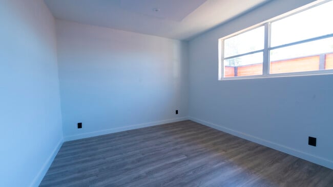 Building Photo - 321 Cornell Dr