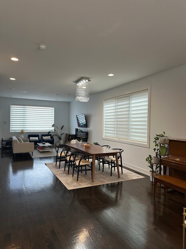 Foto del edificio - 2050 N Hamlin Ave