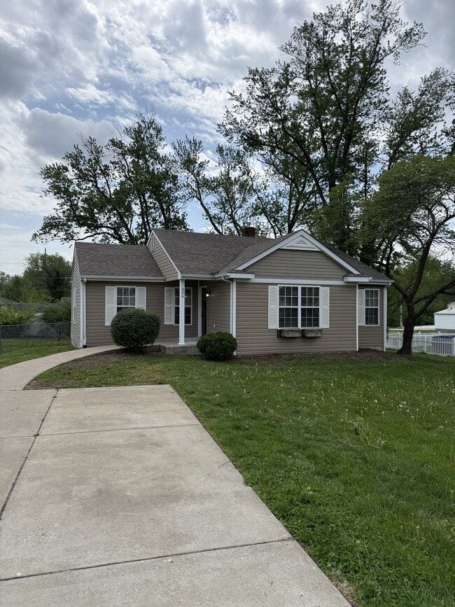 Building Photo - 306 W 2nd St N