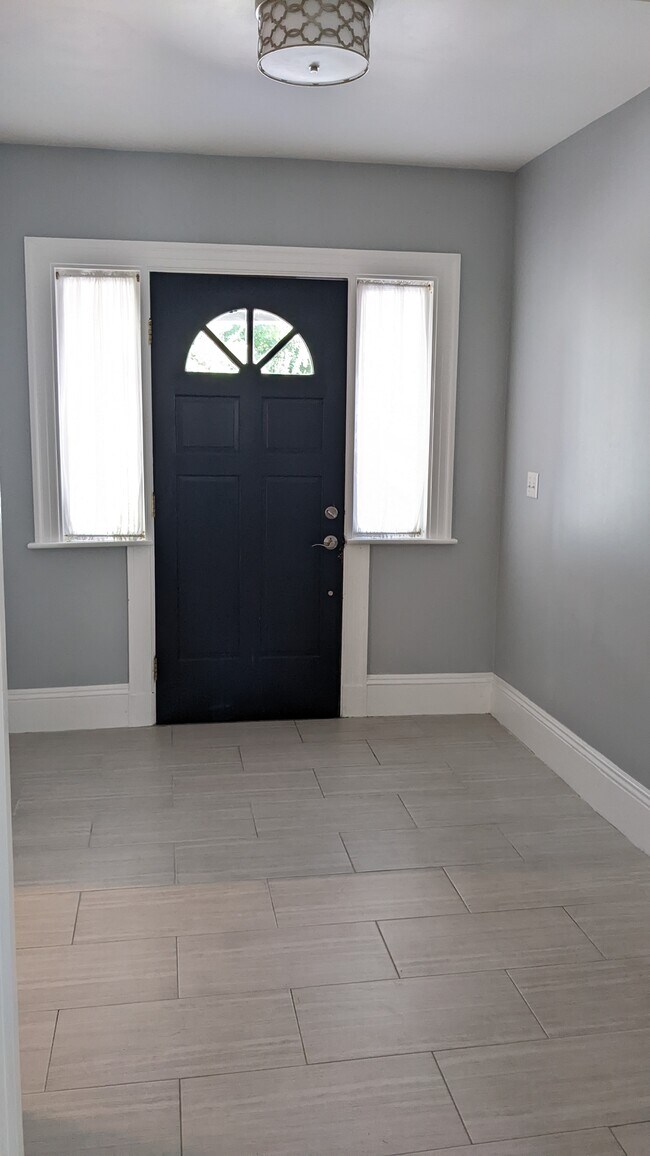 Foyer - 16 Oak Ter