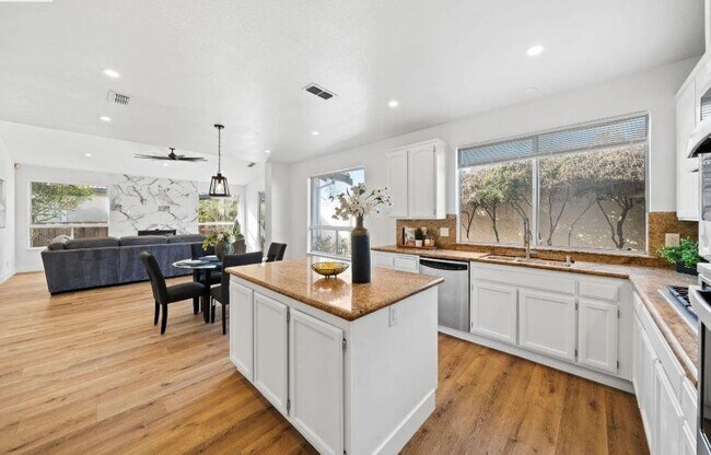 Building Photo - 351 Madrone Pl