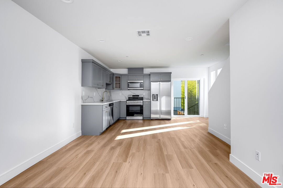 Primary Photo - 10803 Kling St