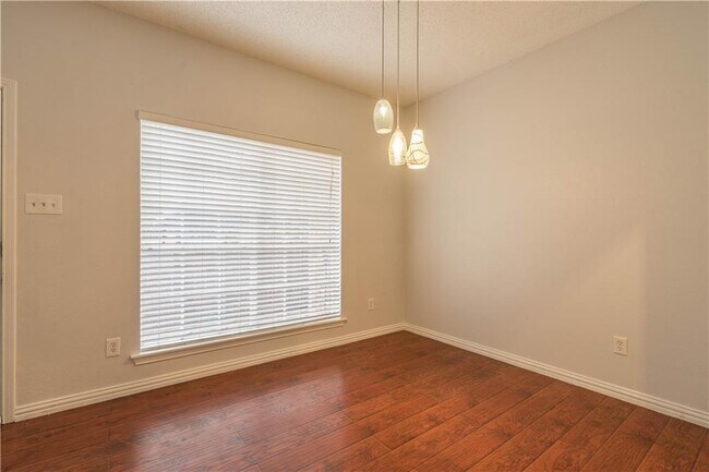 Foto del edificio - 12921 Abrams Rd