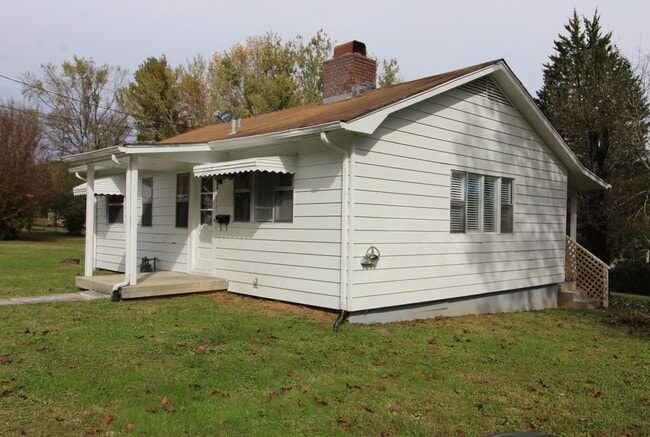 Building Photo - Absolutely adorable home in Oak Ridge. NO PETS!