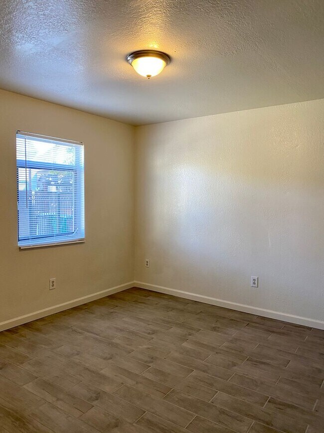 Foto del edificio - 3 bedroom unit with private laundry. 2 OFF...