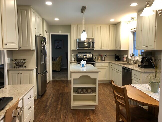Building Photo - 20660 Edgewood Dr