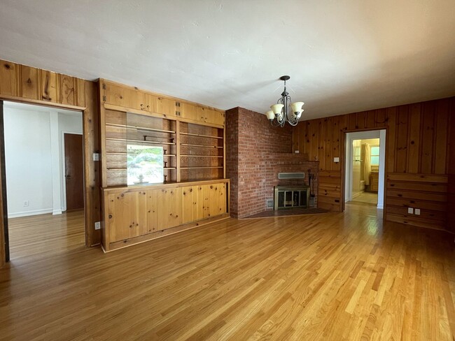 Building Photo - Enjoy the Farm Style Living in The Hills o...