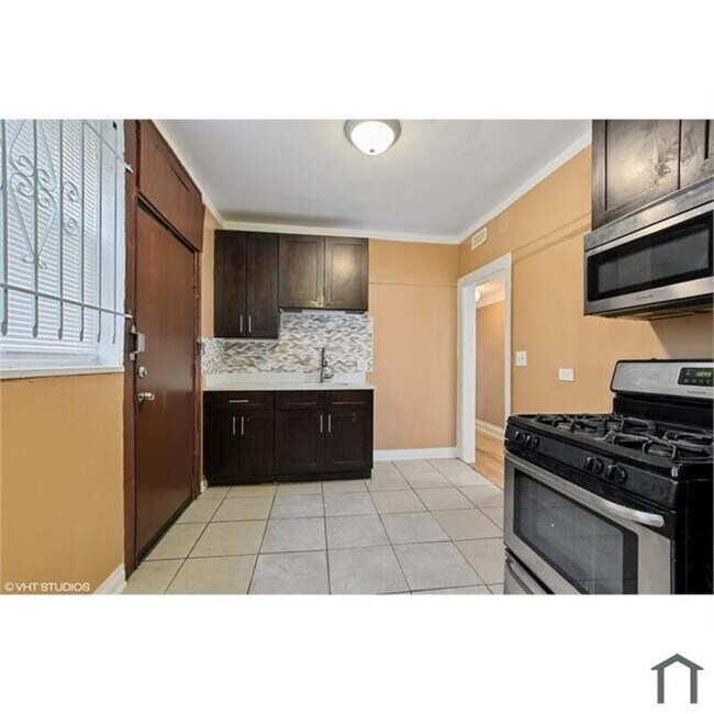 Building Photo - 1140 W 77th St