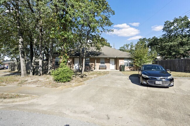 Building Photo - Beautiful 3 bedroom 2 bath duplex