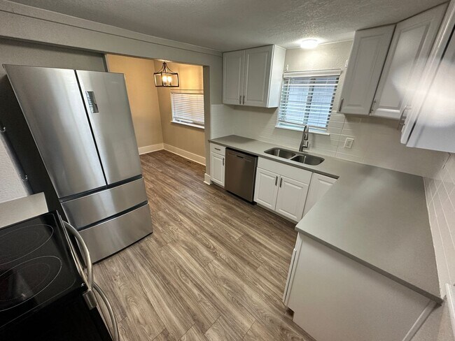 Foto del edificio - Cute, Remodeled 2 Bed, 1 bath Home (Availa...