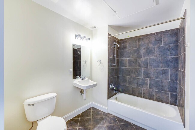 Building Photo - Gorgeous 2 Bedroom Penthouse in River Plac...