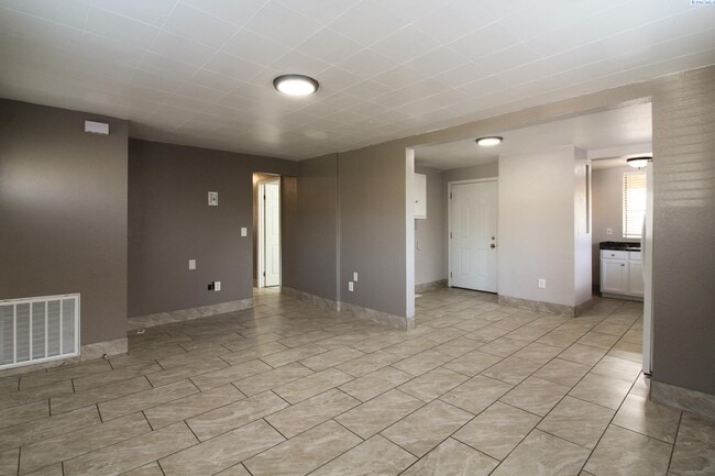 Building Photo - 3 Bed/1 Bath House in East Kennewick