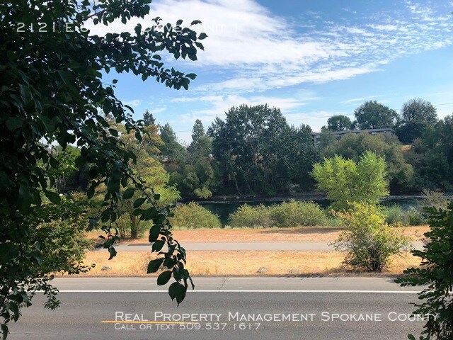 Building Photo - 2 Bedroom Townhome View of Spokane River