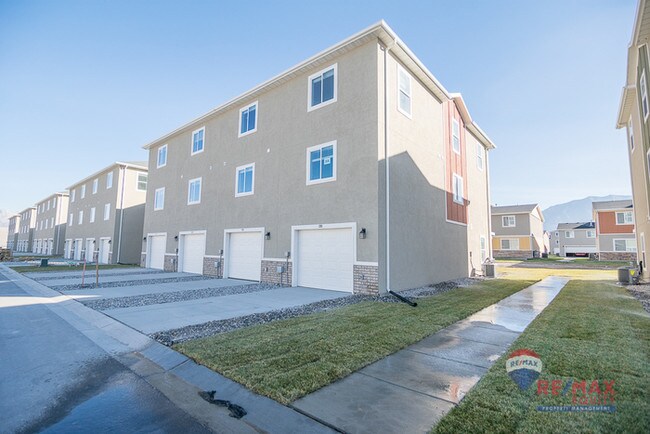 Building Photo - Amazing Large Townhome in Vineyard