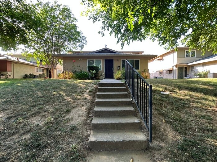 Foto principal - Charming 2-Bedroom Condo in Rancho Cordova!