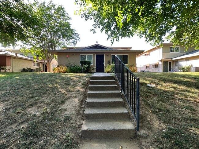 Building Photo - Charming 2-Bedroom Condo in Rancho Cordova!