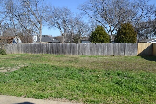 Building Photo - 1815 Wisteria St