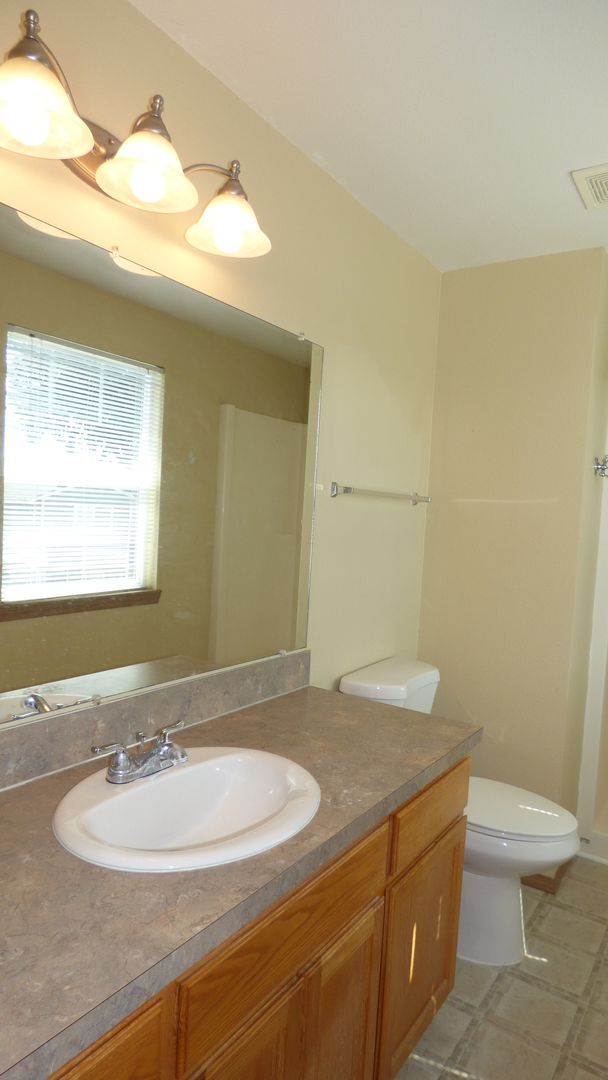 Building Photo - 3 Bedroom Home W/ Air Conditioning