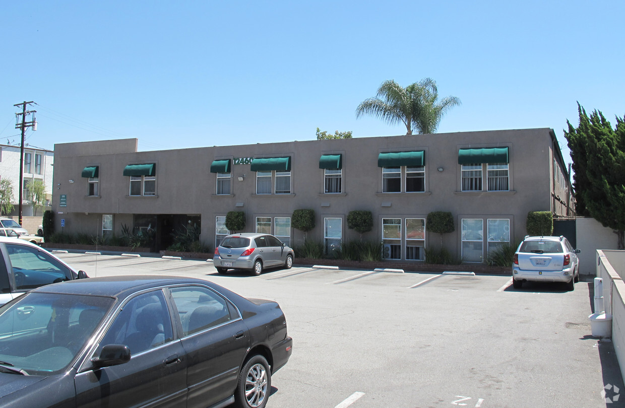 Building Photo - The Lakewood Apartments