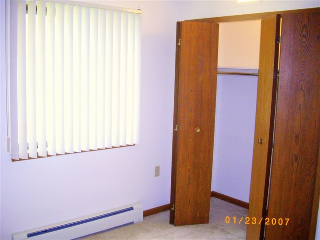 Building Photo - 654 S Westwood Ave