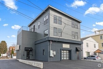 Building Photo - 99 Temple St