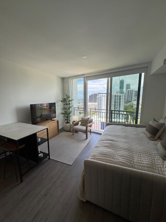 Foto principal - 132 NE 22nd St